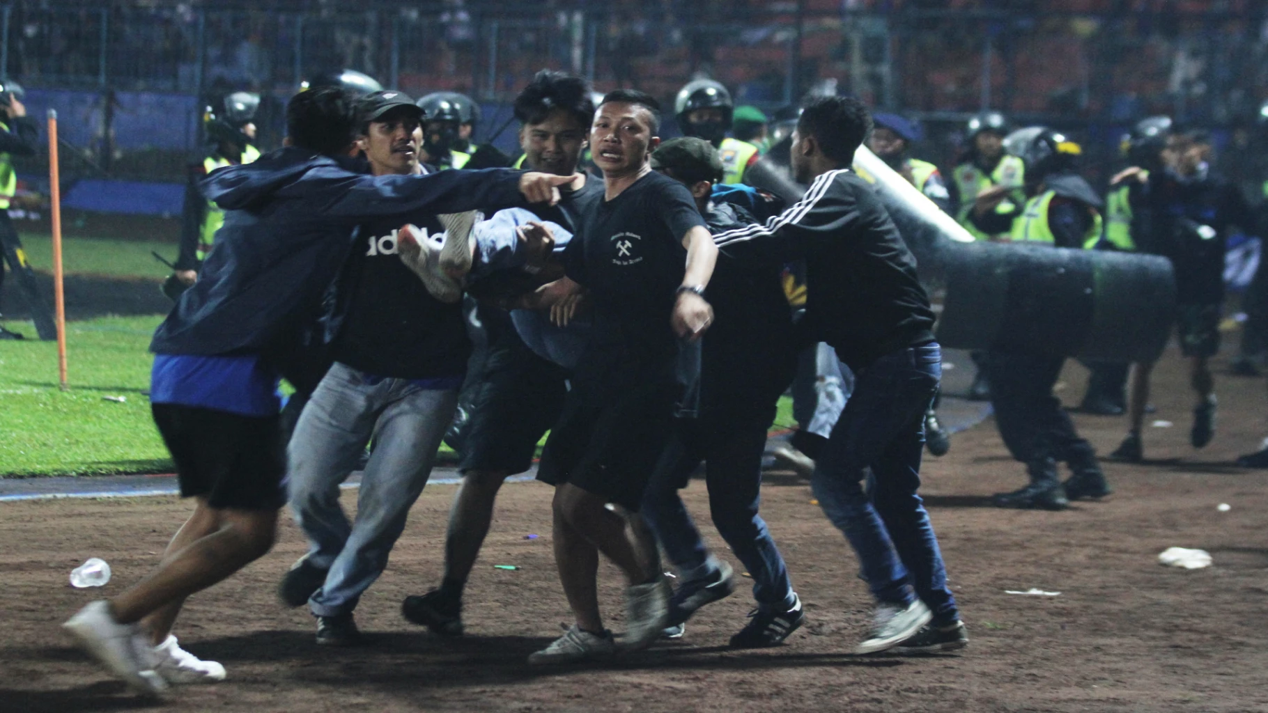 อินโดฯ ตั้งทีมสืบสวนเหตุ 'เหยียบกันตาย' ในสนามฟุตบอล